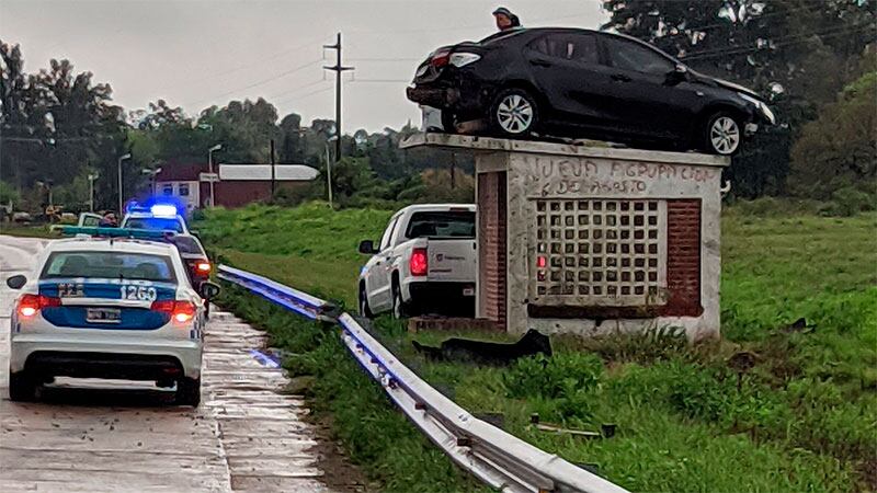 Un auto despistó y quedó arriba de una garita de colectivos en Entre Ríos / gentileza 