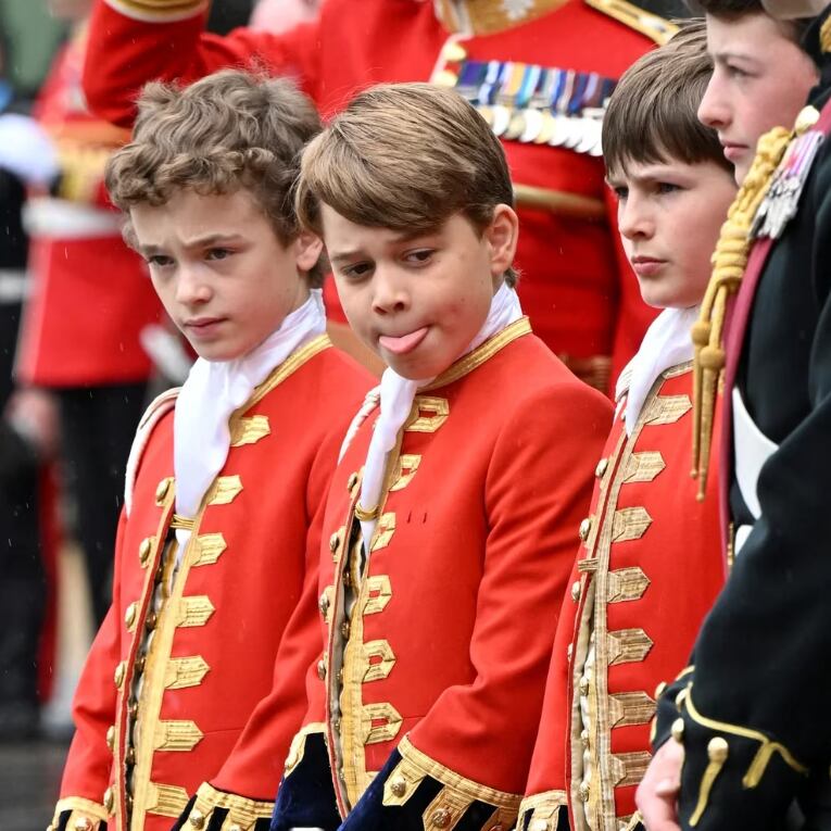 El príncipe Jorge saca la lengua en un momento de la coronación de Carlos III. Foto: Infobae