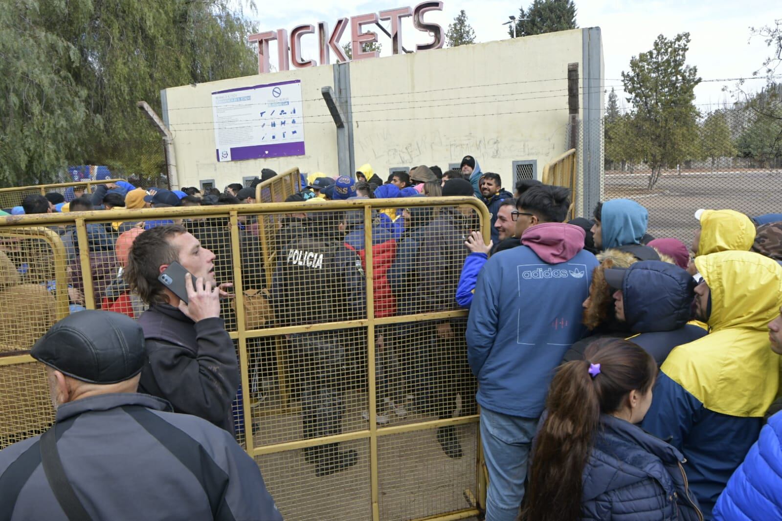 Godoy Cruz-Boca: los hinchas “neutrales” coparon el Malvinas para conseguir una entrada Foto: Orlando Pelichotti