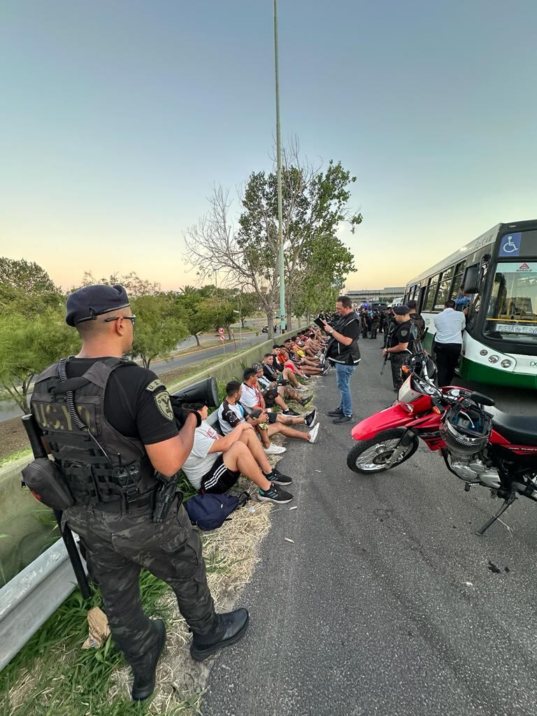 La Policía detuvo a los violentos que estaban causando desmanes a metros de la cancha de River.