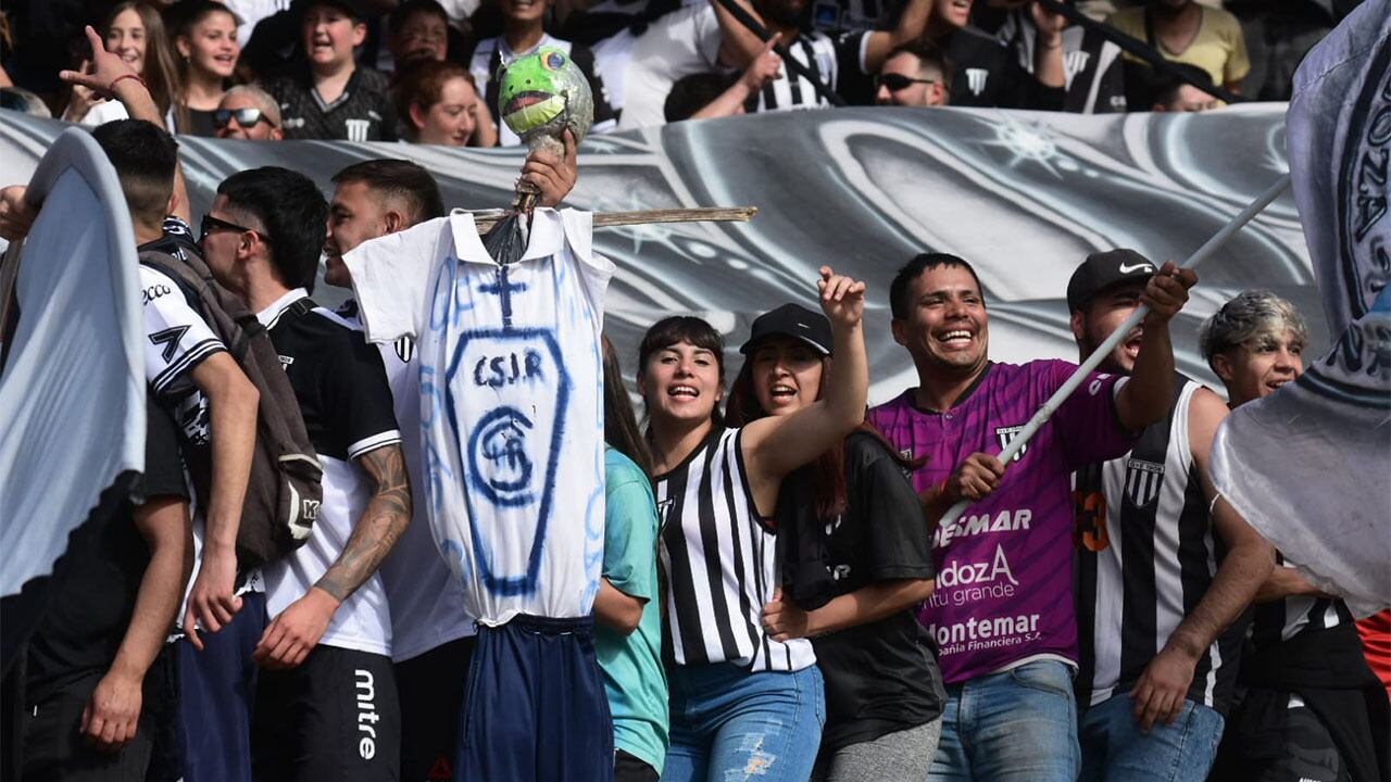 Superclásico del fútbol Mendoza. En el Víctor Legotaglie, Gimnasia y Esgrima e Independiente Rivadavia juegan un cruce histórico en la Primera Nacional. / Mariana Villa (Los Andes). 