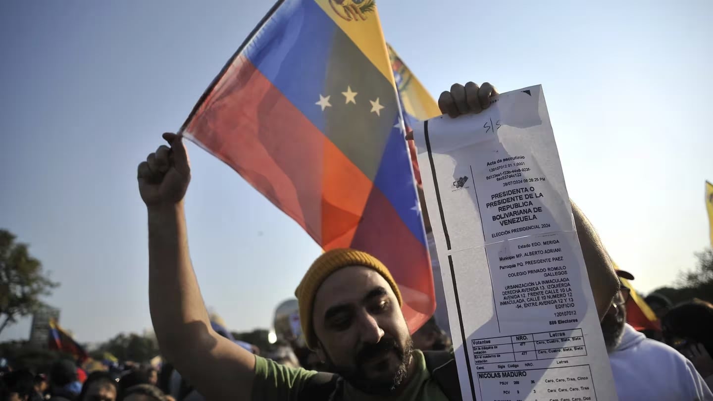 Durante las marchas en contra de Maduro en nuestro país, muchos venezolanos llevaron copias de las actas de votación. Foto: Infobae