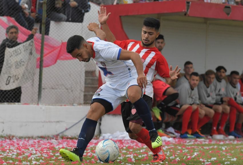 
Sin tregua. Así fue todo el desarrollo del primer partido entre el León y los sanjuaninos. No hubo espacios ni buen juego | Orlando Pelichotti / Los Andes
   