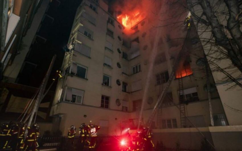 
    El edificio donde murieron 10 personas y hubo más de 30 heridos en París. / AFP
   