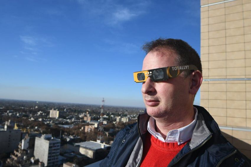 
    Mariano, con sus lentes en la terraza del Sheraton. / Claudio Gutiérrez
   