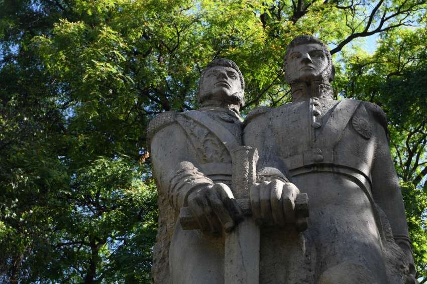 
Plaza Chile. La escultura se titula “A la amistad inmortal”, y es obra de Lorenzo Domínguez Villar. | José Gutiérrez / Los Andes
   