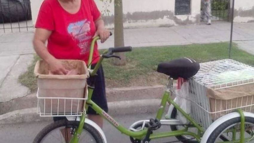 
    La bicicleta robada este lunes en la puerta de un local comercial
   