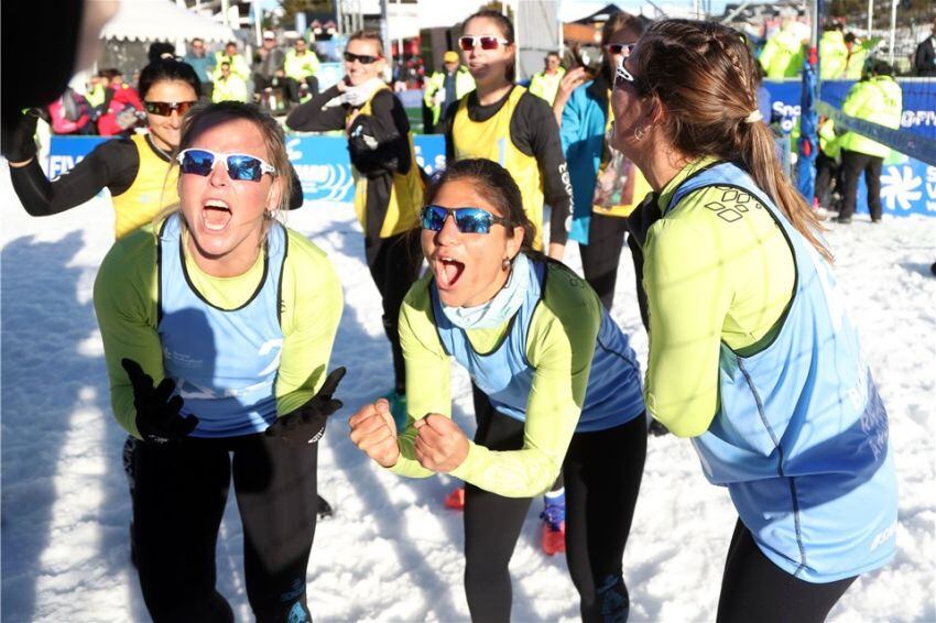 
Al centro, Euge Tuliz celebra el bronce, ambas son del Valle.
