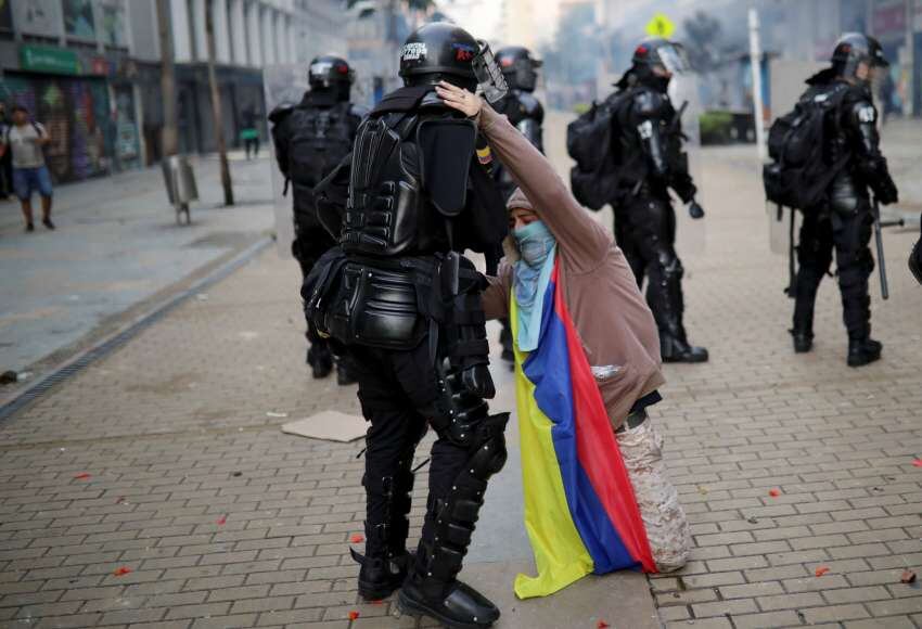 
    Desde todos los estratos sociales salieron a la calle con ollas en protesta por las medidas económicas del gobierno. - AFP
   