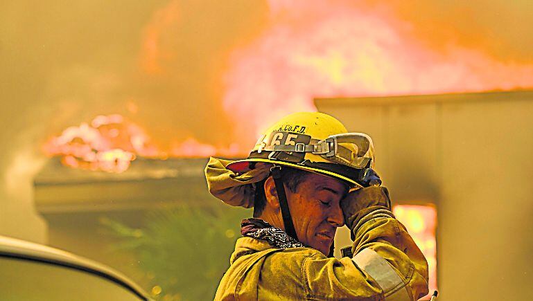 
Bomberos. Ocho mil efectivos luchan contra el fuego. | AP
   