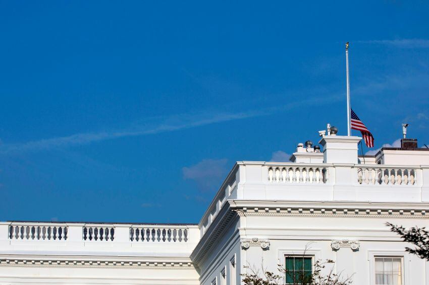 
A media asta. La bandera de Estados Unidos en la Casa Blanca.  | AP
   