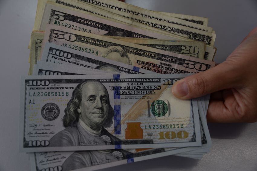 
    El dólar volvió a bajar en el mercado cambiario argentino - AFP
   