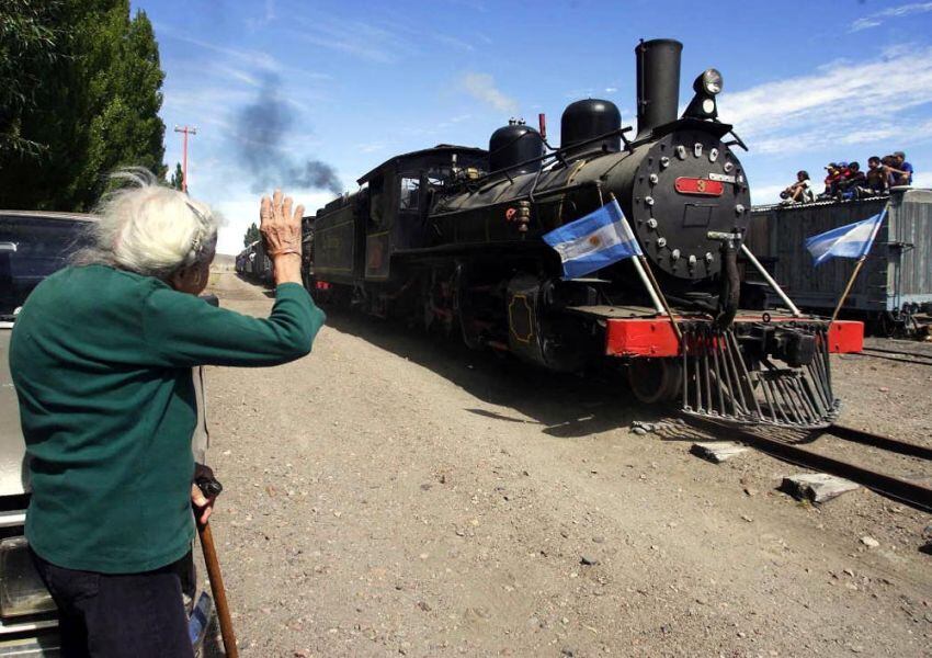 
    Por la trocha angosta circula el viejo tren restaurado. Son 43 km desde Jacobacci hasta Ojo de Agua.
   