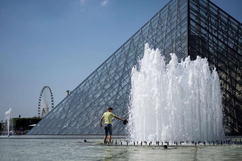 
París. Las temperaturas en algunas regiones de Francia alcanzan los 40°. C | AFP
   