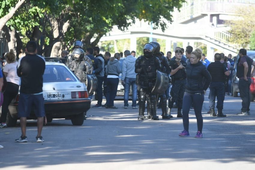 
Un sujeto armado se acercó, disparó y escapó corriendo. | José Gutiérrez / Los Andes
   