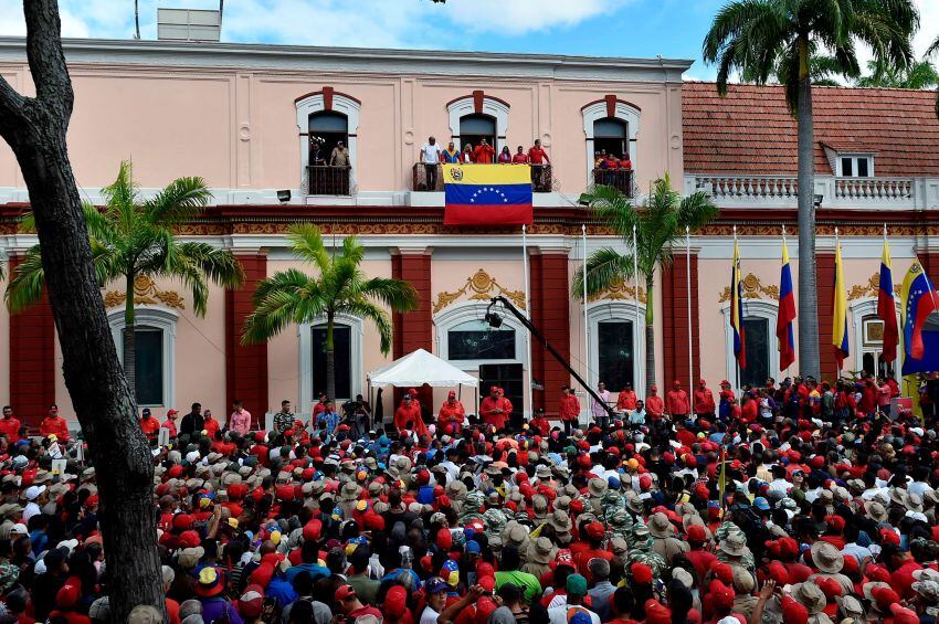 
    Cientos de simpatizantes de Nicolás Maduro lo acompañaron durante su anuncio - AFP
   