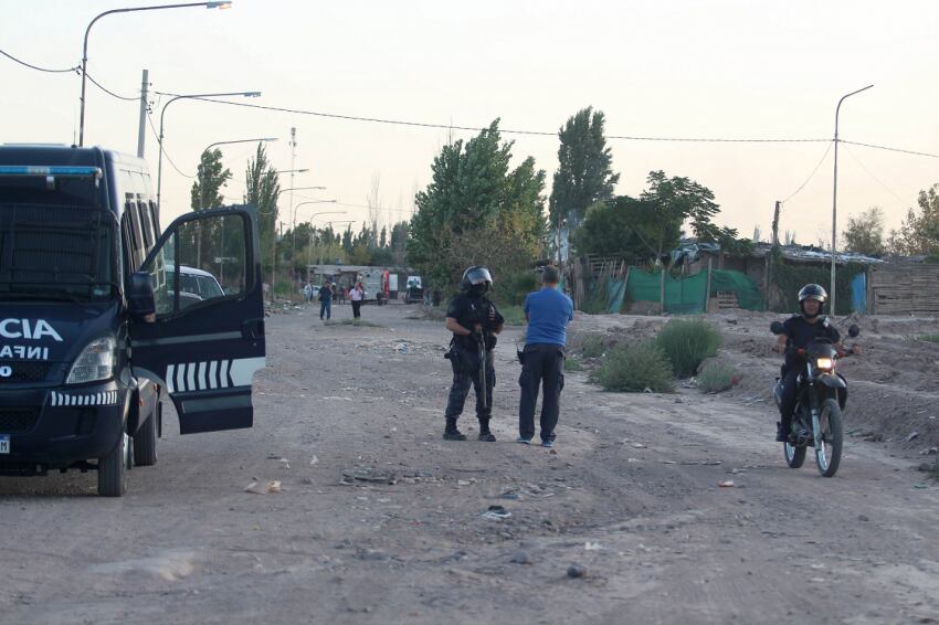 
Operativos. La zona se llena de policías tras cada ataque a tiros. | Nicolás Ríos / Los Andes
   