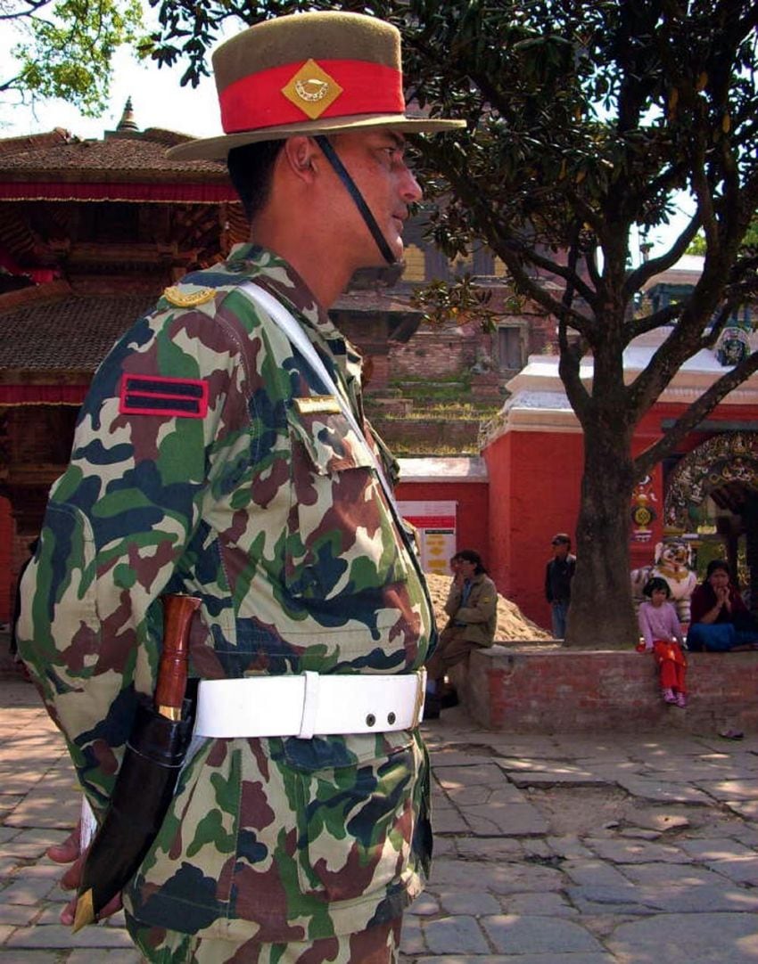 
    Soldado Gurkha exhibiendo el temible puñal Kukri en su cintura.
   