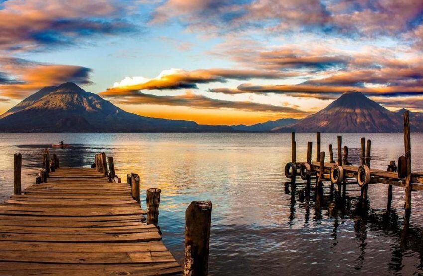 
    Maravilla. Dos viejos muelles artesanales en el lago Atitlán. En el fondo dos volcanes.
   