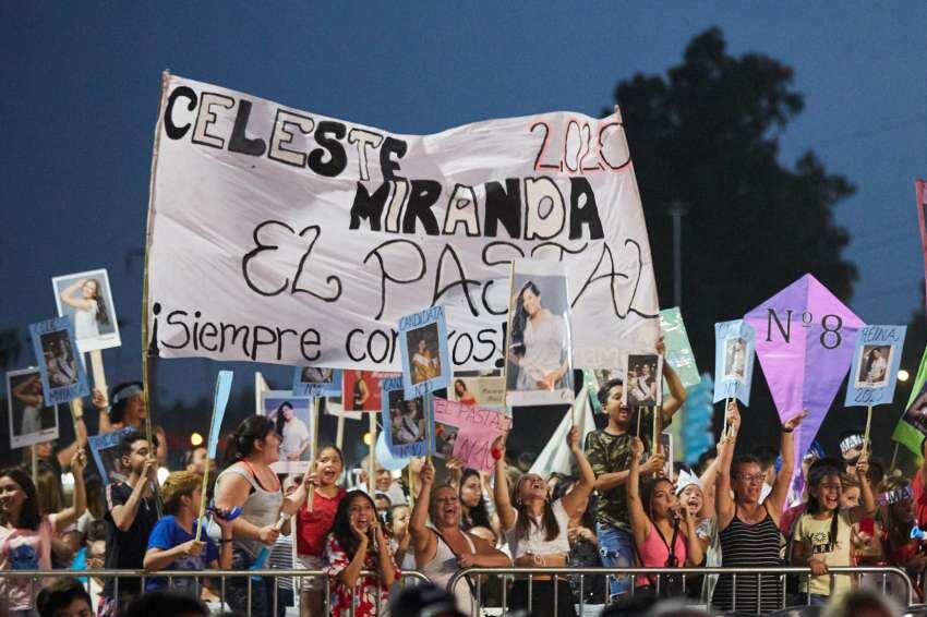 
Hinchadas. Ovacionaron a cada candidatas con fotos y pancartas. | Municipalidad de Las Heras
   