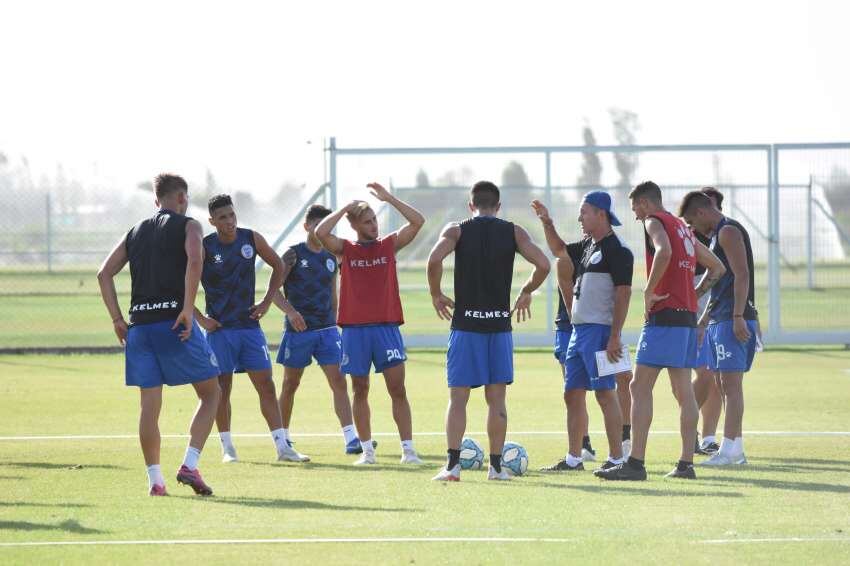 
Arranque. El plantel dialogó un buen rato con el entrenador y luego comenzó a moverse de cara a la temporada 2020. | Mariana Villa / Los Andes
   