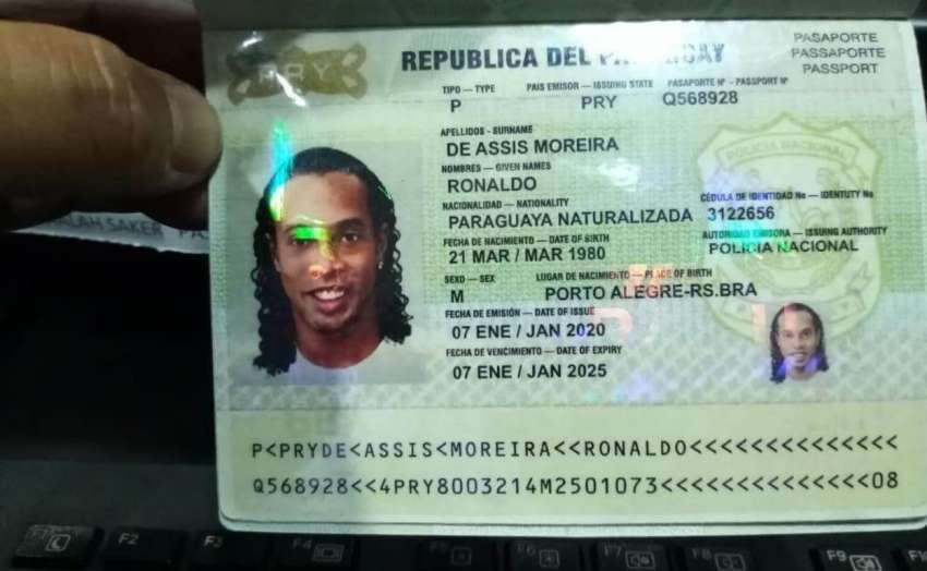 
    El documento apócrifo por el que fue detenido Ronaldinho.
   