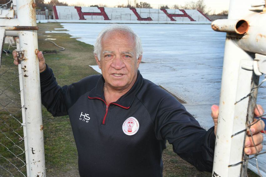 
Orgulloso, el titular del Globo mostró el nuevo campo de juego y la tribuna Este, recientemente construida. | José Gutiérrez / Los Andes
   