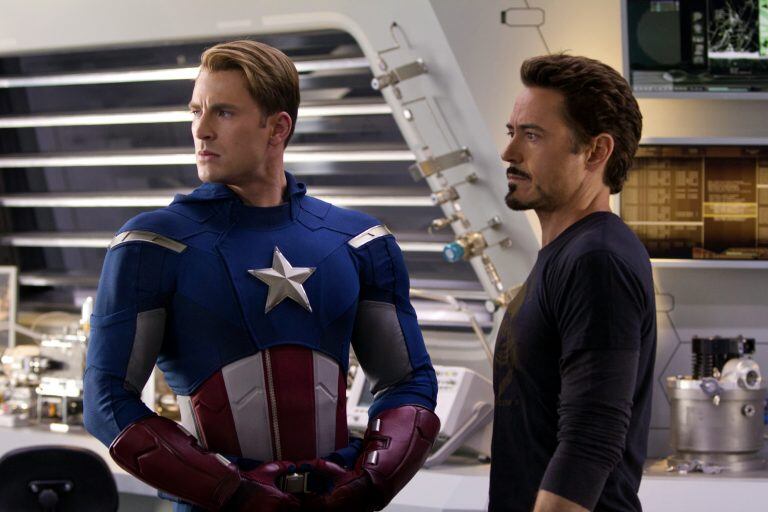 En esta imagen de película proporcionada por Disney, el actor Chris Evans, en su papel del Capitán América, izquierda, y Robert Downey Jr., como Tony Stark, aparecen en una escena de "Los vengadores". (Foto AP/Disney, Zade Rosethal)  Chris Evans Robert Downey Jr los vengadores cine escenas peliculas