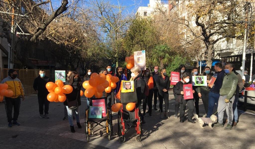 Frente a la legislatura en la peatonal se reunieron padres de chicos en riesgo para reclamar la vacunación para menores de 18 con comorbilidades.