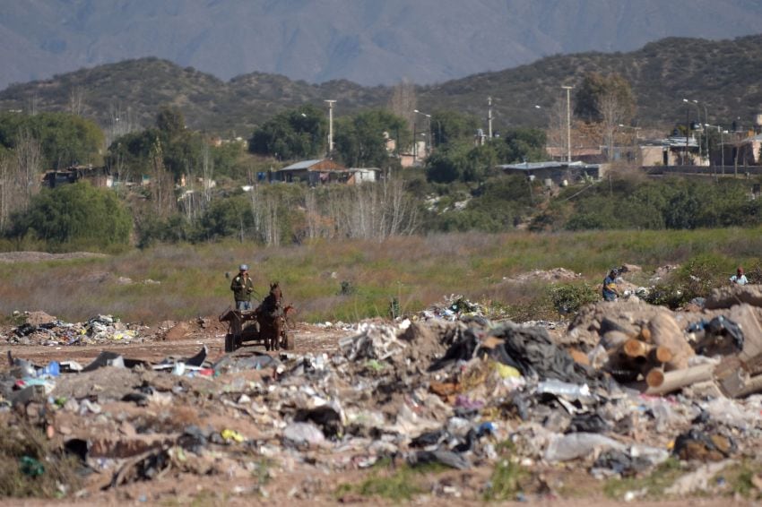 
    En América del Sur se producen 420.000 toneladas de residuos contaminantes; 75% va a parar a la tierra y a cielo abierto. - Los Andes
   