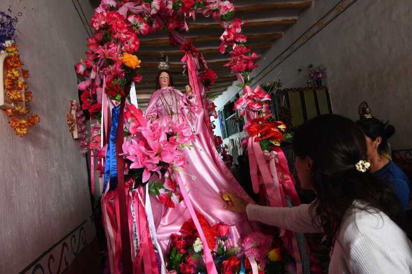 
    Miles de fieles se acercan a saludar a la Virgen Fotos: Claudio Gutierrez / Los Andes
   