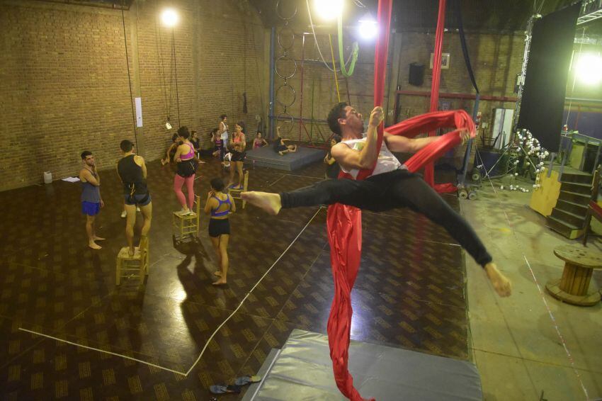 
Telas, trapecios, aros y cadenas se destacarán en el escenario para los “tejedores”. | Diego Parés / Los Andes
   