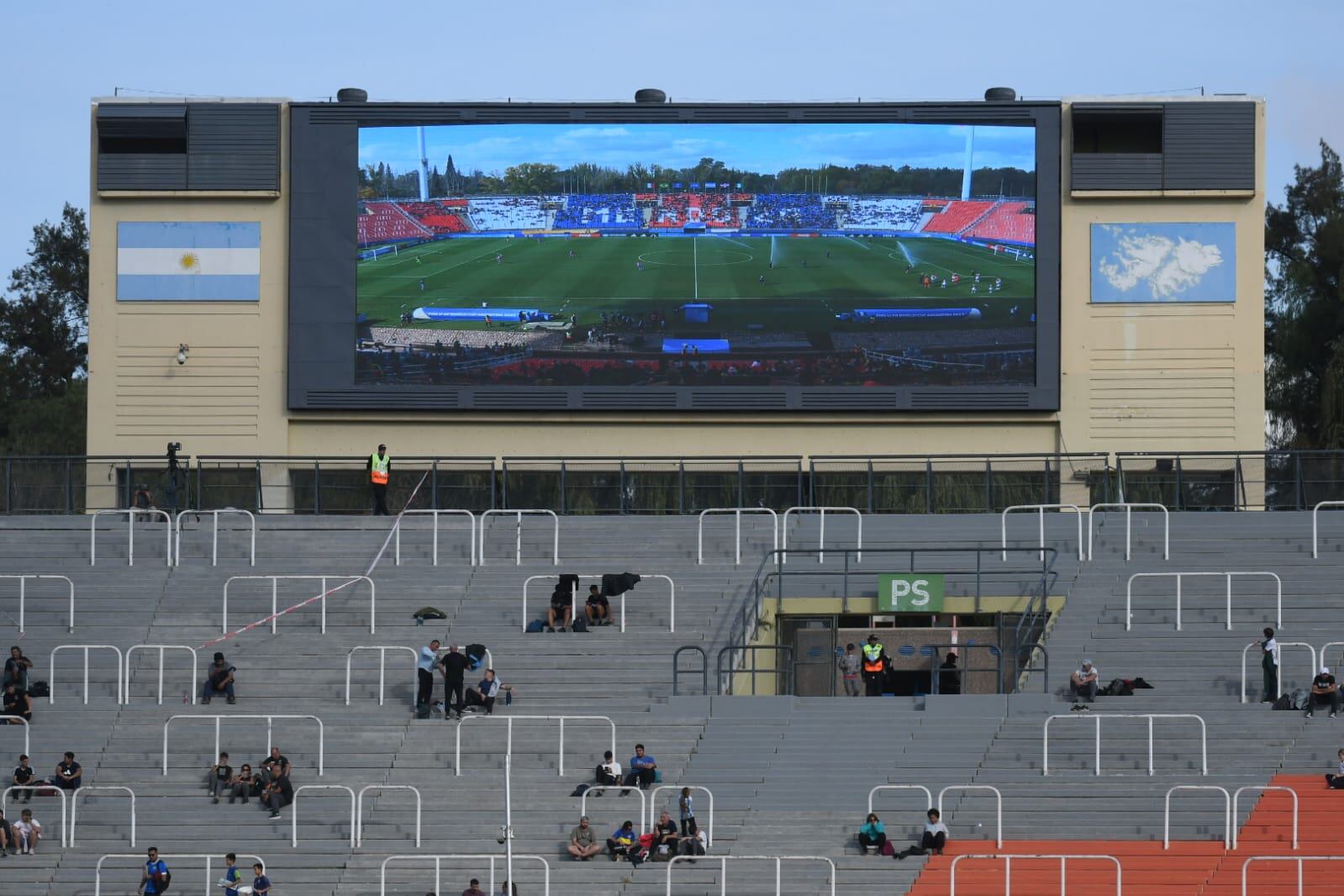 Italia vs. Nigeria, animaron el primer partido de la segunda fecha de la zona D en el estadio Malvinas Argentinas. / José Gutiérrez (Los Andes).