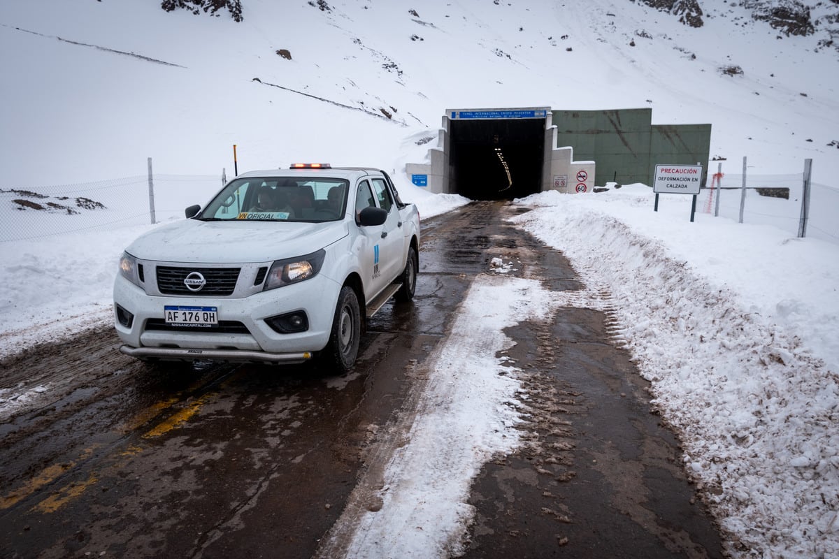 Tras la nevada del fin de semana que dejara más de 400 personas entre camioneros y turistas varadas en alta montaña, Vialidad Nacional y Gendarmería Nacional colaboran con para retirar  los últimos camiones que todavía están sobre la ruta internacional 7 a la altura de Las Cuevas

Foto: Ignacio Blanco / Los Andes 