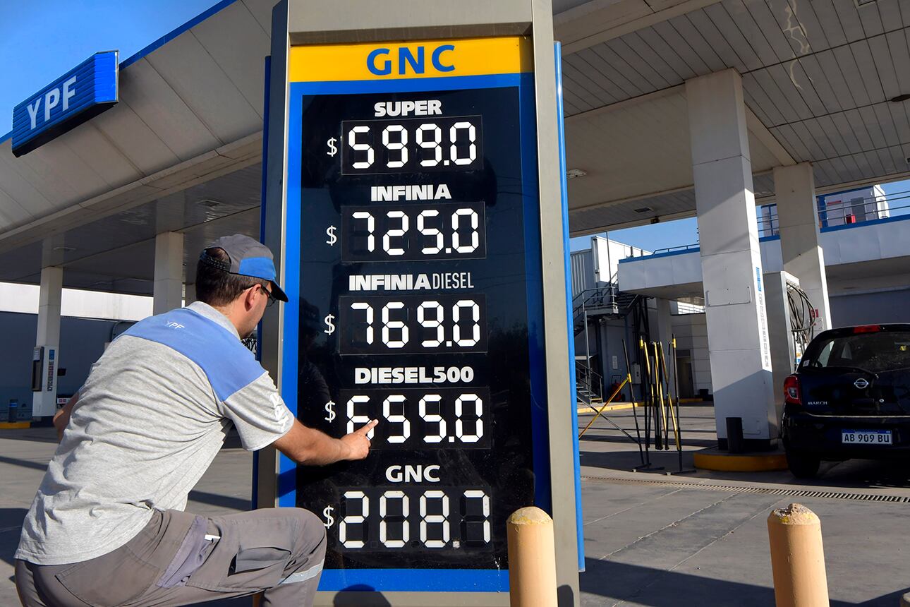 La petrolera estatal YPF siguió el aumento anticipado por Axion y Shell e incrementó también los precios de sus combustibles en las últimas horas del miércoles. Se trata de una suba de entre el 37 y 40%, según el tipo de nafta y gasoil.

Foto: Orlando Pelichotti