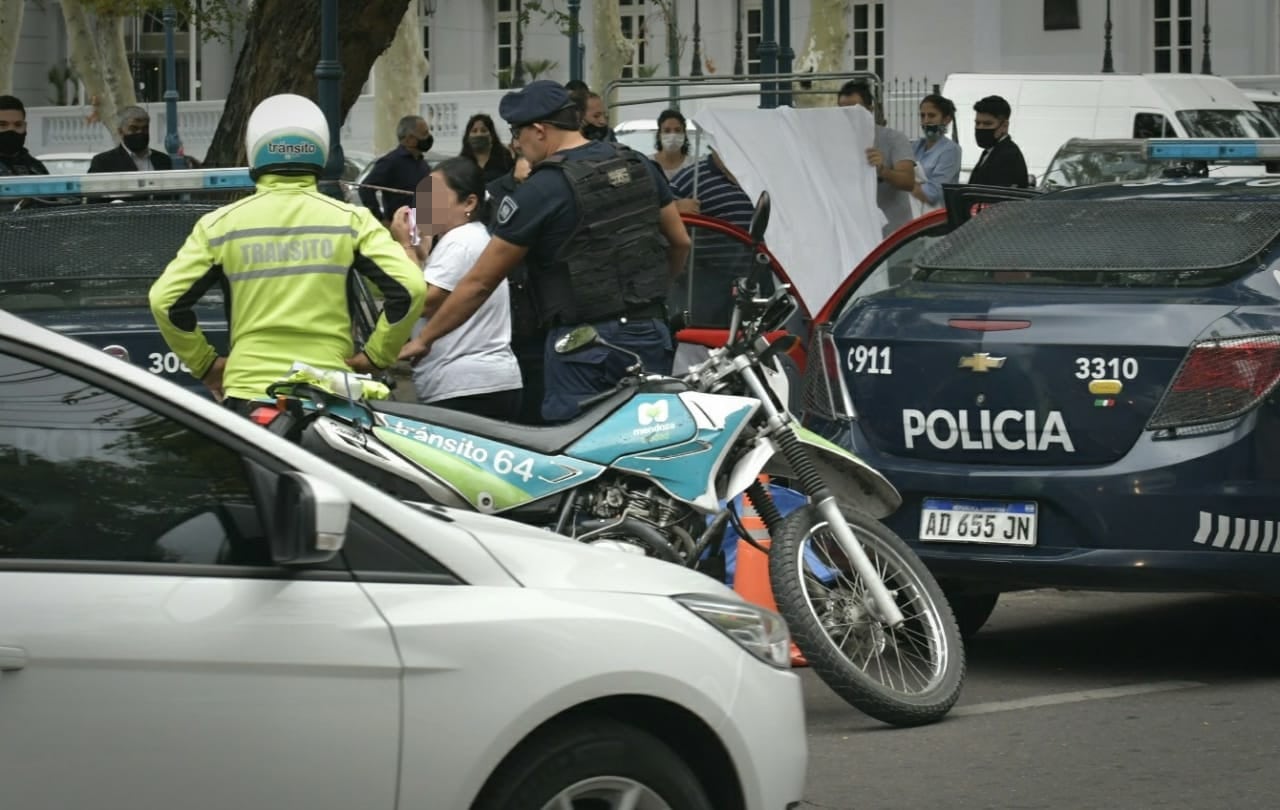 Murió una mujer en la Plaza Independencia. Orlando Pelichotti / Los Andes