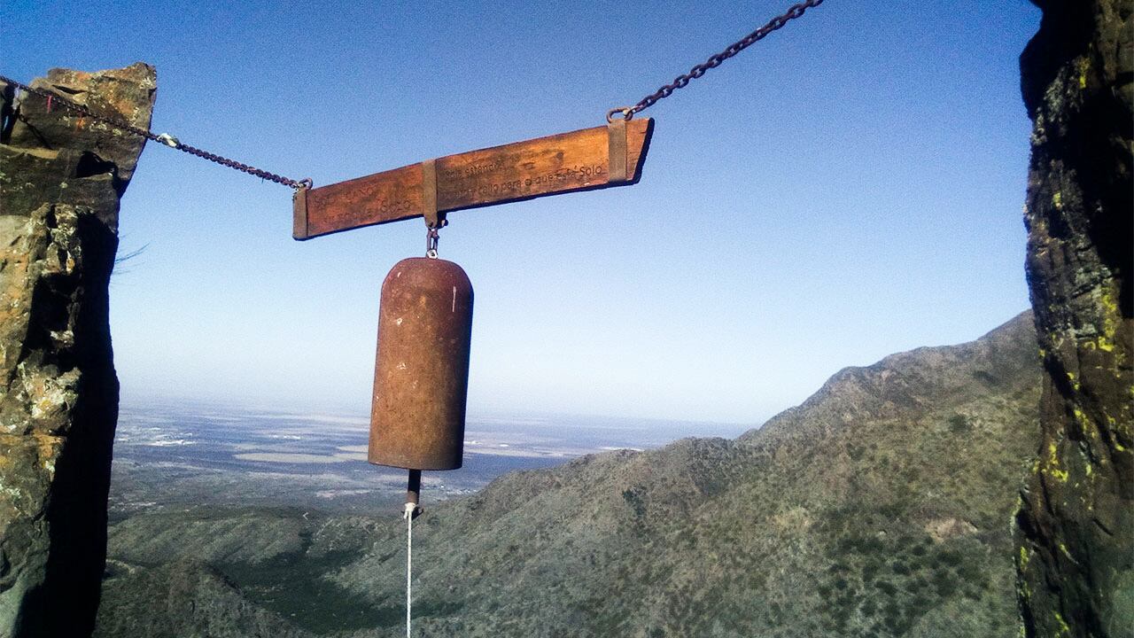 Entre dos enormes piedras cuelga el misterioso campanario que congrega a visitantes. | Foto: Marcelo Rolland / Los Andes