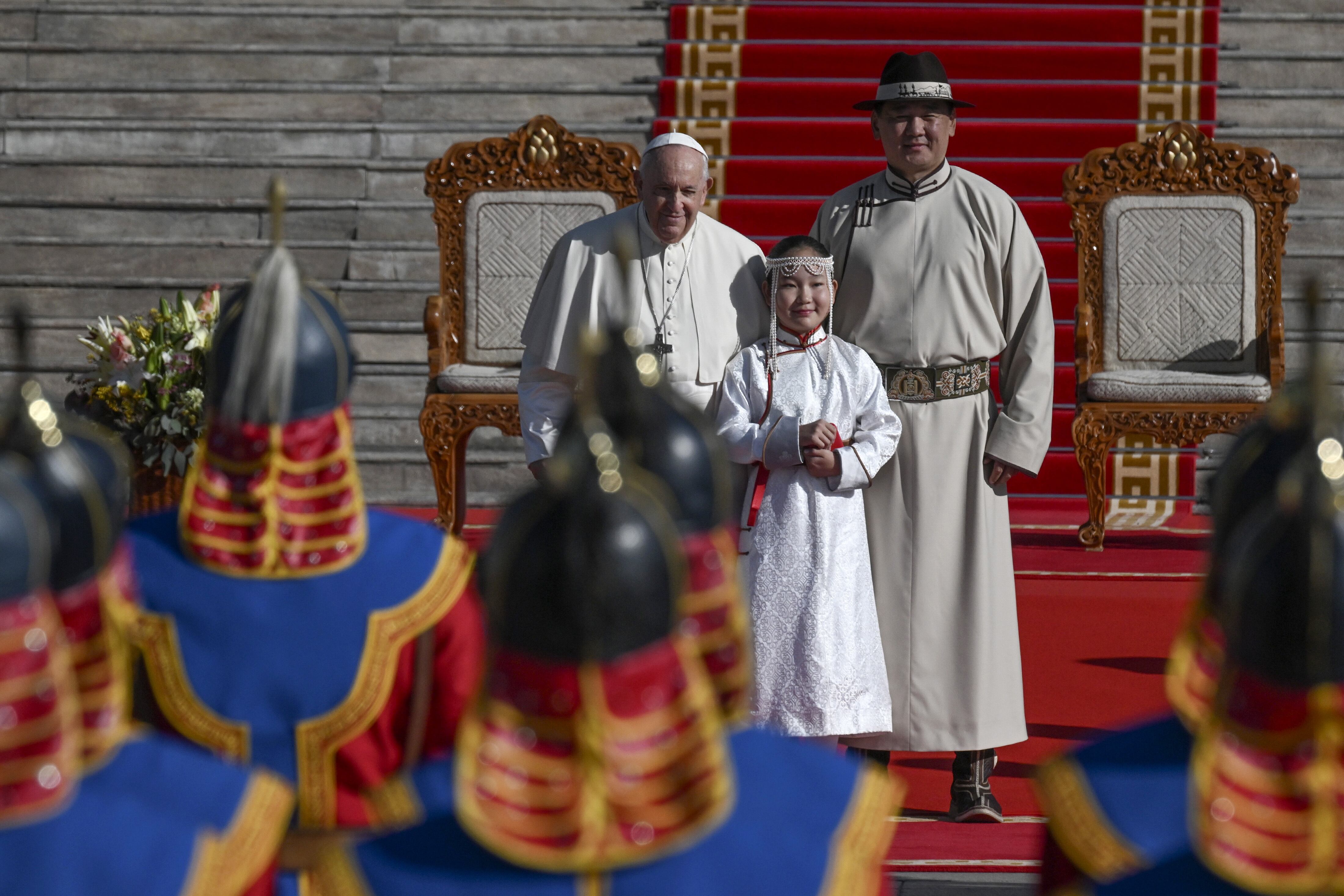 El Papa Francisco asistió a una ceremonia de bienvenida con el presidente mongol Ukhnaagiin Khurelsukh. EFE