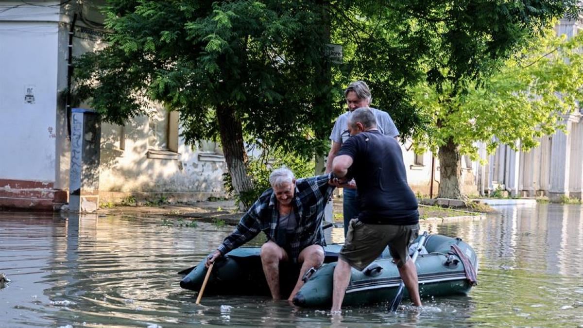 Entre los vecinos, las unidades de emergencia y las tropas se realizan las tareas de rescate y evacuación. Se estima que puede llegar a afectar a 40.000 civiles.