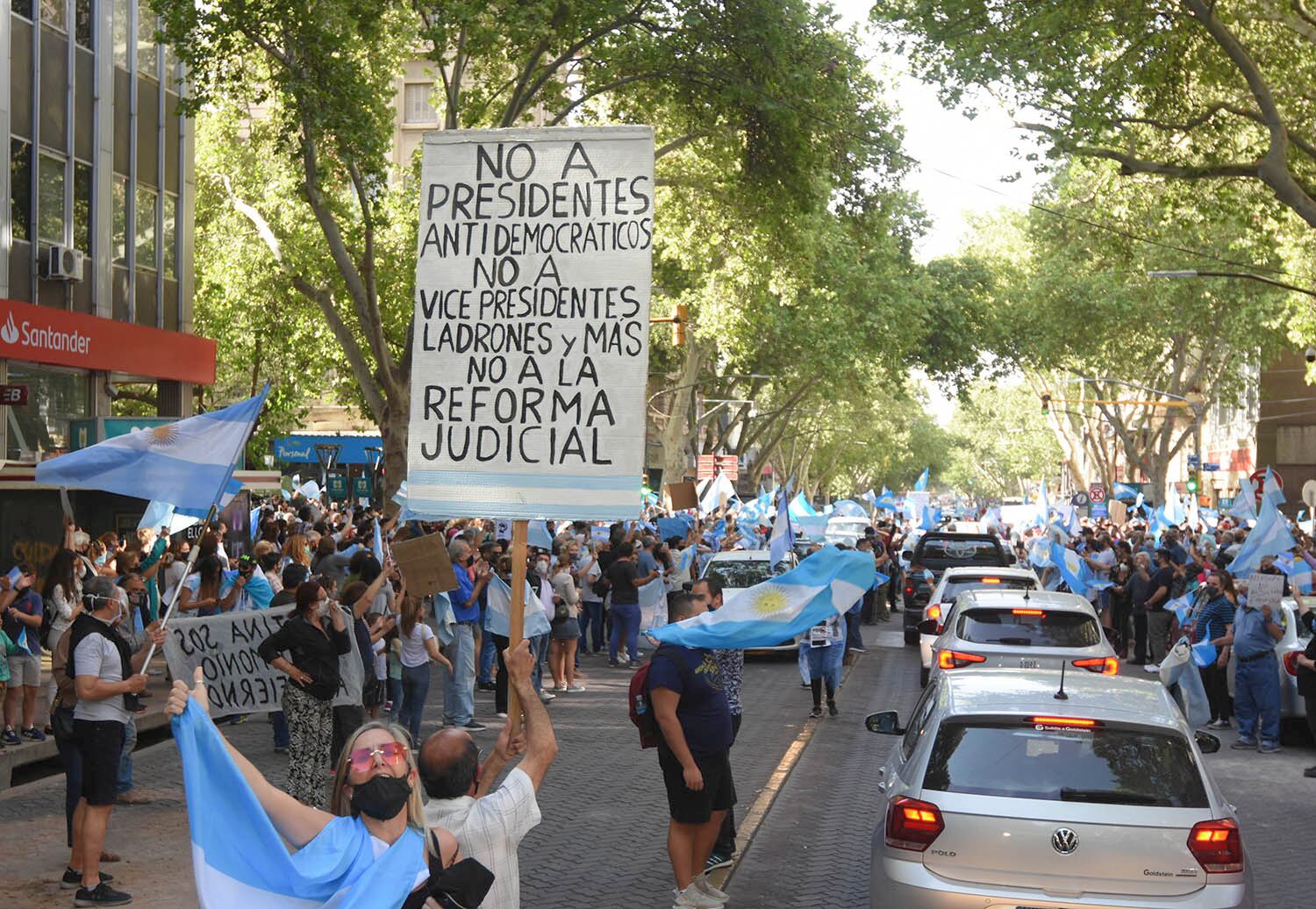 Las personas comenzaron a llegar pasadas las 16 hs al microcentro mendocino.