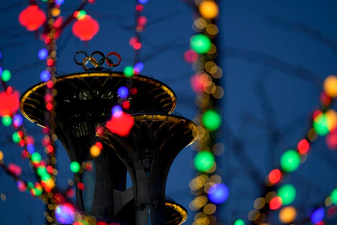 Los anillos olímpicos en la Torre de Beijing. 
Foto: AP