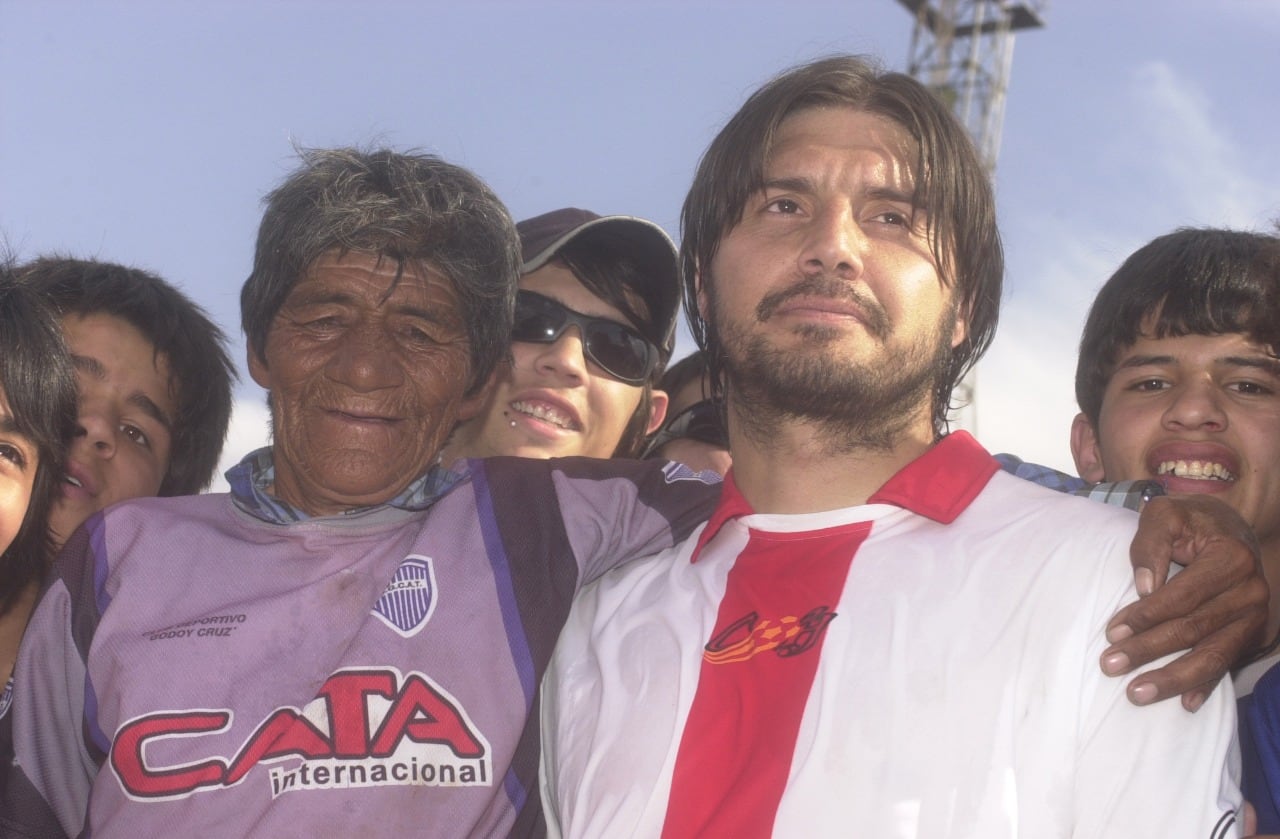 Una foto especial para los hinchas: el recordado Loco Julio (hincha n°1) y Juan Alejandro Abaurre, el goleador histórico. / Los Andes 