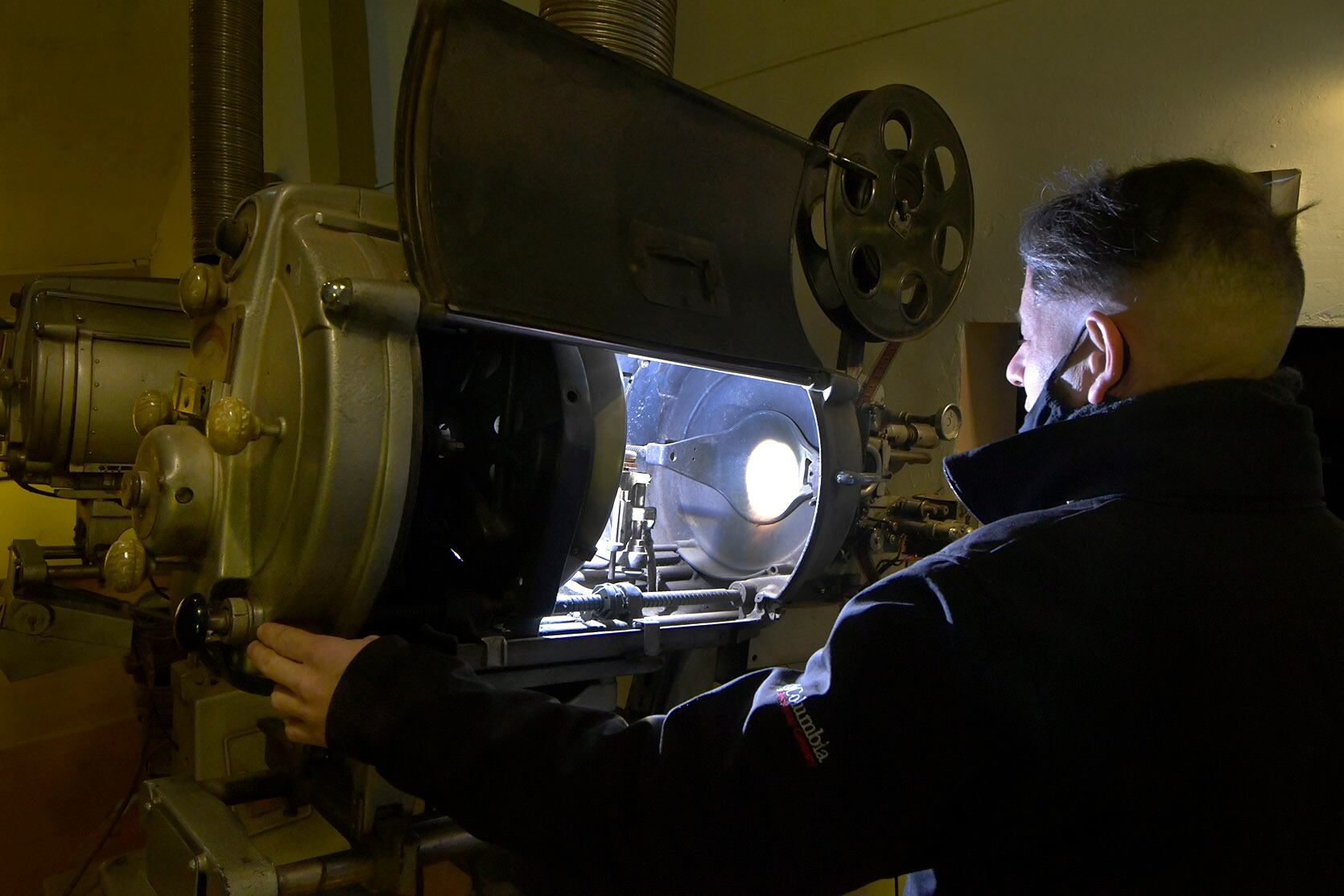 Cine - Teatro Plaza, cuando el carbón ilumina es infinito, y abajo escuchas las risas de los niños, dice Lucho. Foto: Orlando Pelichotti / Los Andes