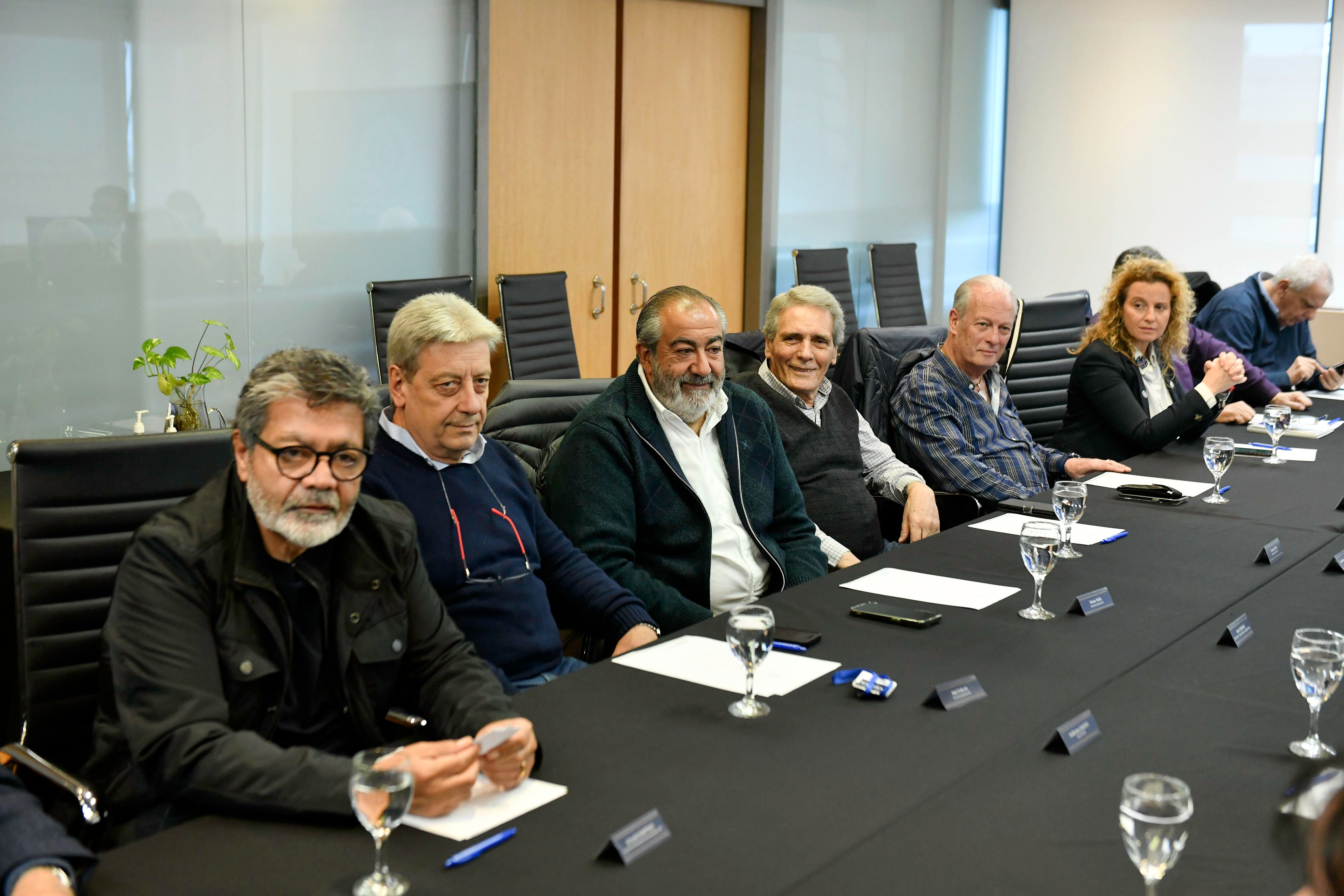 Vista de la reunion mantenida en julio entre el secretario de Trabajo, Julio Cordero, y la cúpula de la CGT, como parte del "diálogo social" promovido por el Gobierno para la conformación del Pacto de Mayo. Foto: Juan Vargas