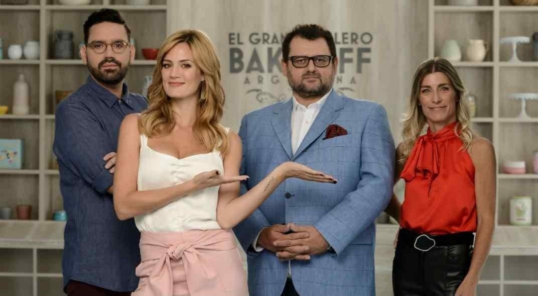 Paula Chaves junto al jurado del reality "Bake Off"