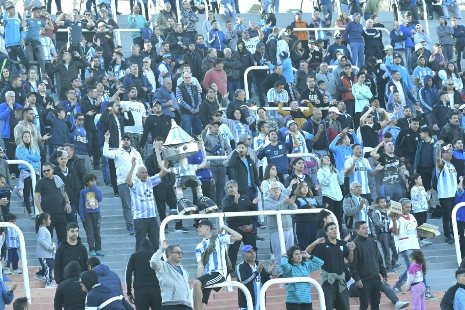 La última vez que se enfrentaron Godoy Cruz y Racing hubo presencia de los simpatizantes visitantes.
Orlando Pelichotti /  Los Andes