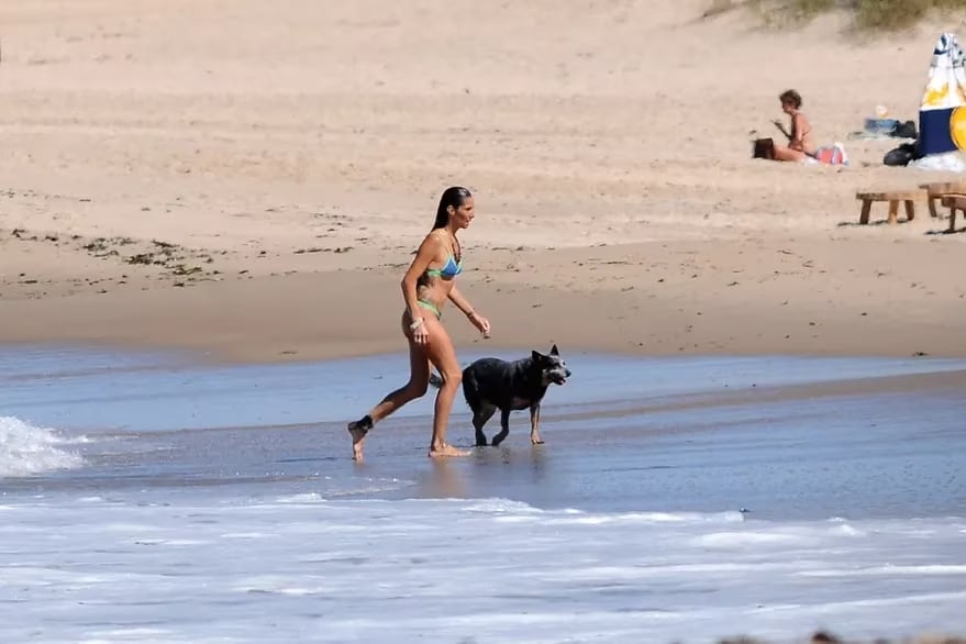 Juana Viale paralizó a todos con su bikini bicolor.