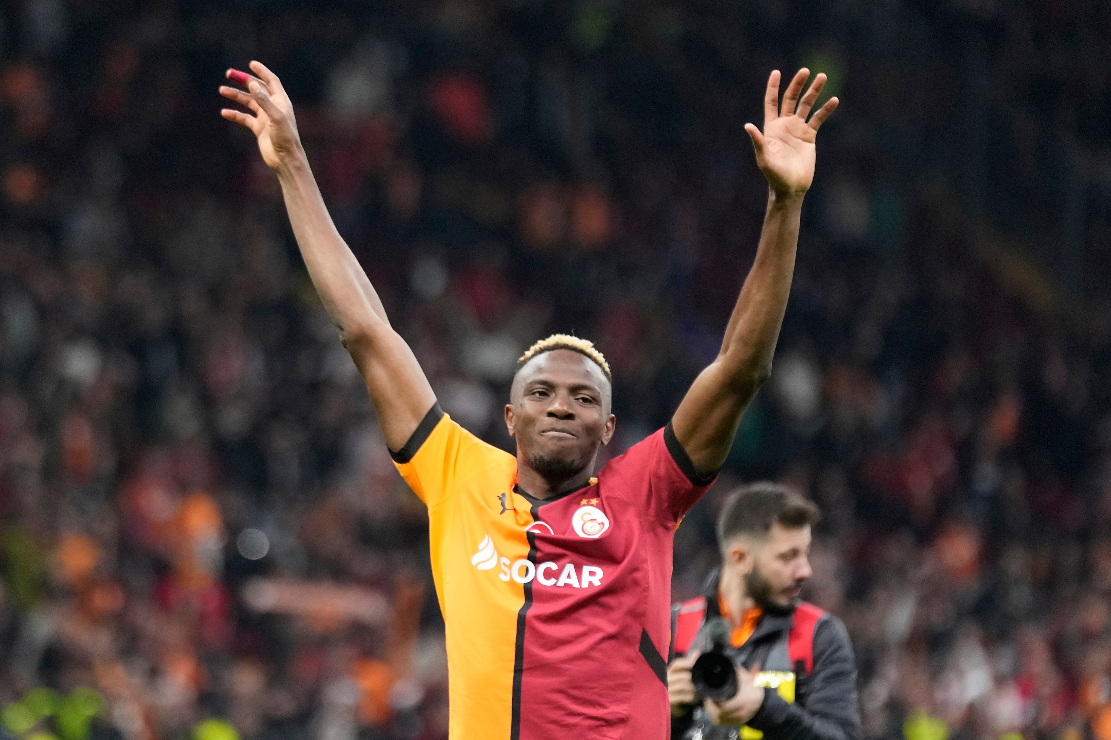 Victor Osimhen del Galatasaray celebra al final del encuentro de la Liga Europa ante el Tottenham el jueves 7 de noviembre del 2024. (AP Foto/Khalil Hamra)