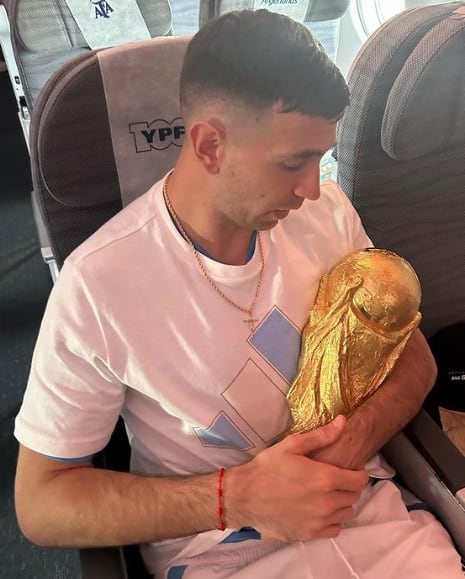 "Dibu" Martínez con la Copa del Mundo, rumbo a Argentina (Instagram)