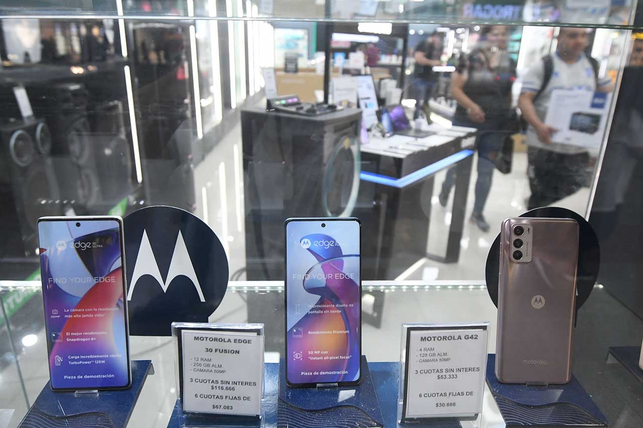 Se podrá comprar celulares de industria nacional con 3 y 6 cuotas. 

 Foto: José Gutierrez / Los Andes 